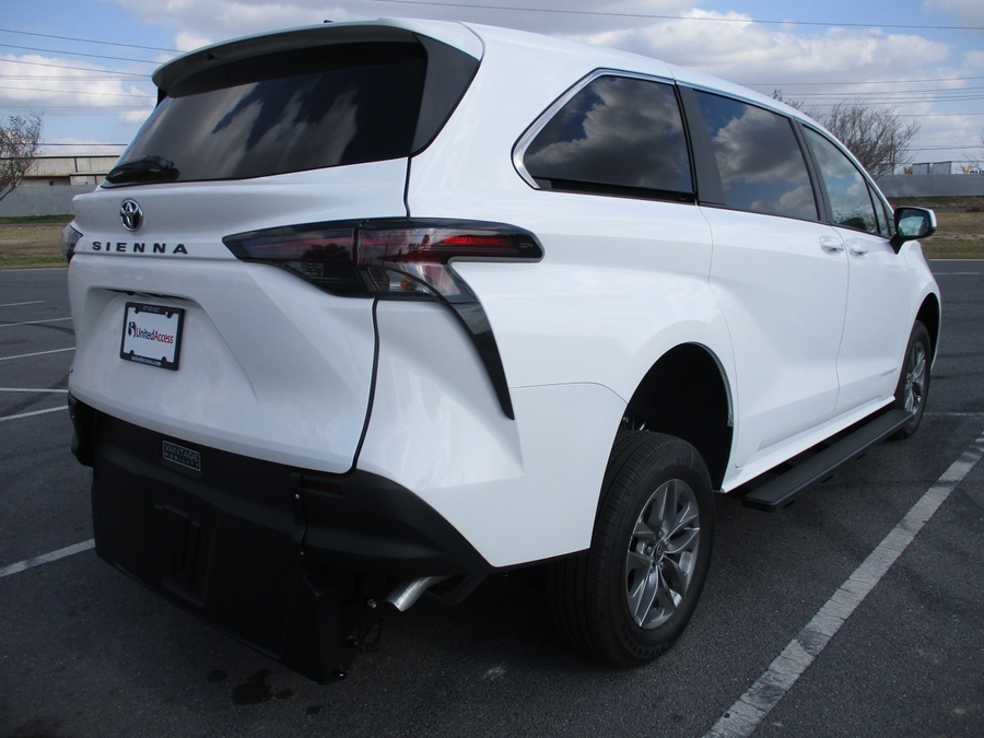 New 2026 Toyota Sienna Hybrid LE w swivel 2nd row - Vantage Mobility Rear Entry Entry Fold Out Manual Ramp