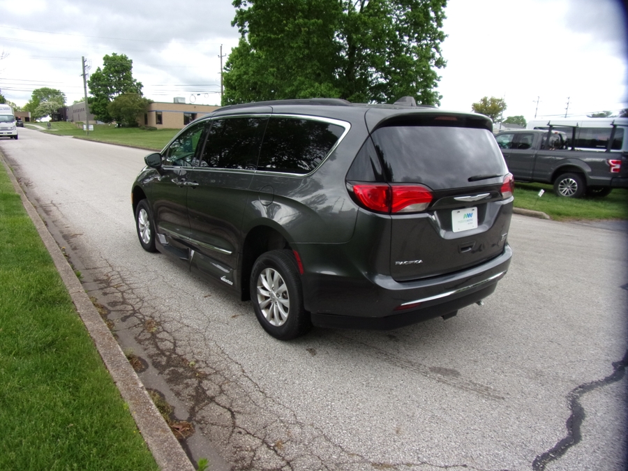 Grey Chrysler Pacifica image number 4