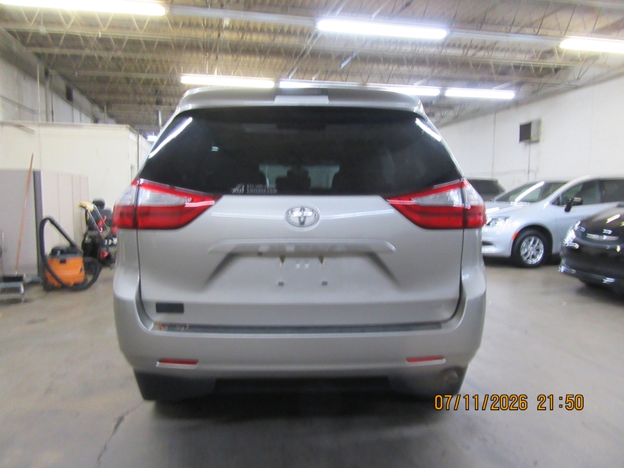Brown Toyota Sienna image number 9