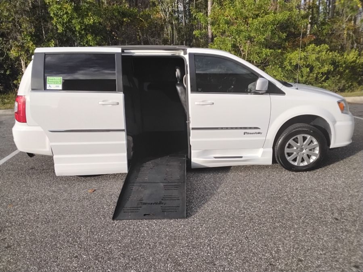 2015 Chrysler Town & Country Touring's photo