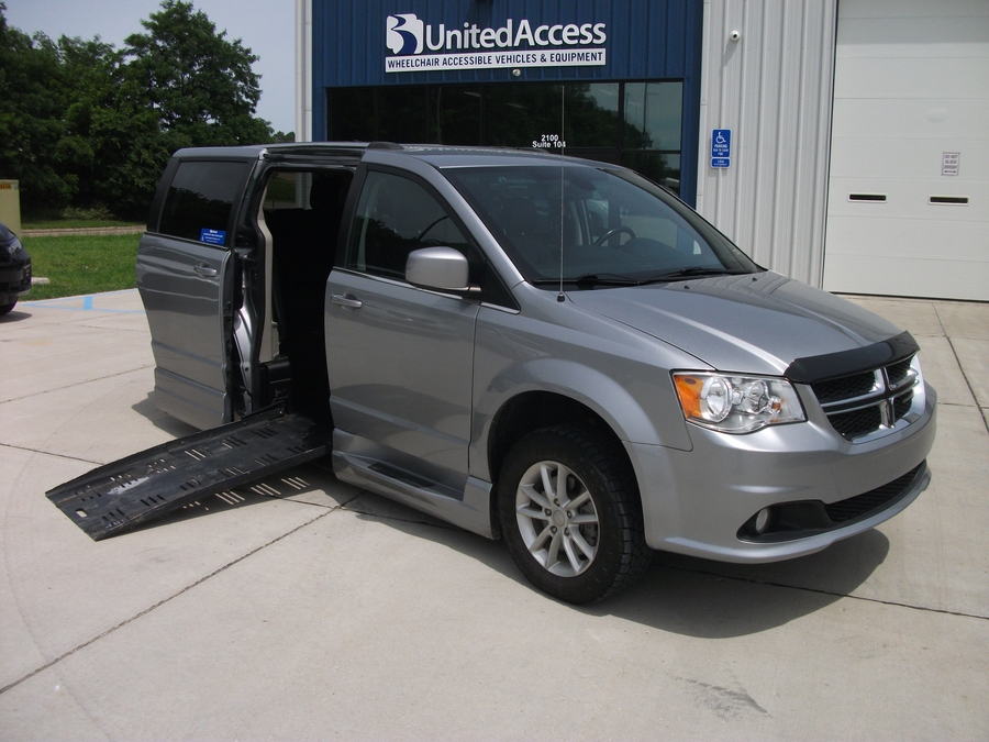 Used 2019 Dodge Grand Caravan SXT - BraunAbility Side Entry Entry Fold Out Automatic Ramp