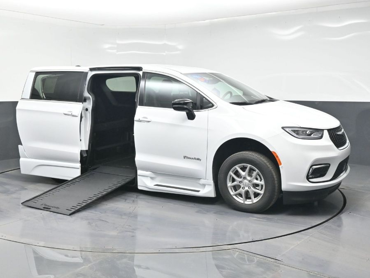 White Chrysler Pacifica image number 10