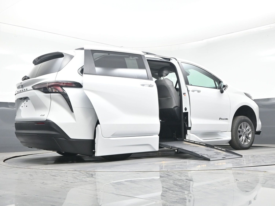 New 2026 Toyota Sienna Hybrid XLE Add - BraunAbility Side Entry Entry Fold Out Automatic Ramp