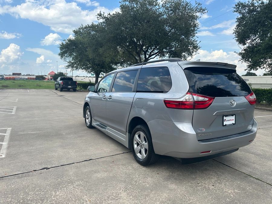 Used 2018 Toyota Sienna LE - BraunAbility Side Entry Entry Fold Out Automatic Ramp