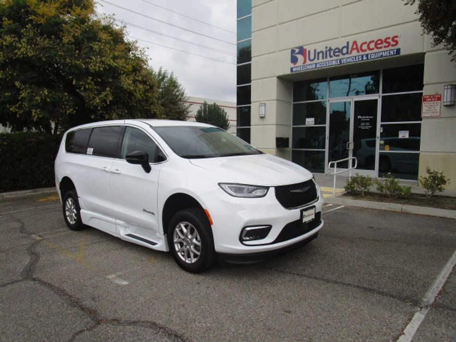 Used 2024 Chrysler Pacifica Touring L - BraunAbility Side Entry Entry Fold Out Automatic Ramp