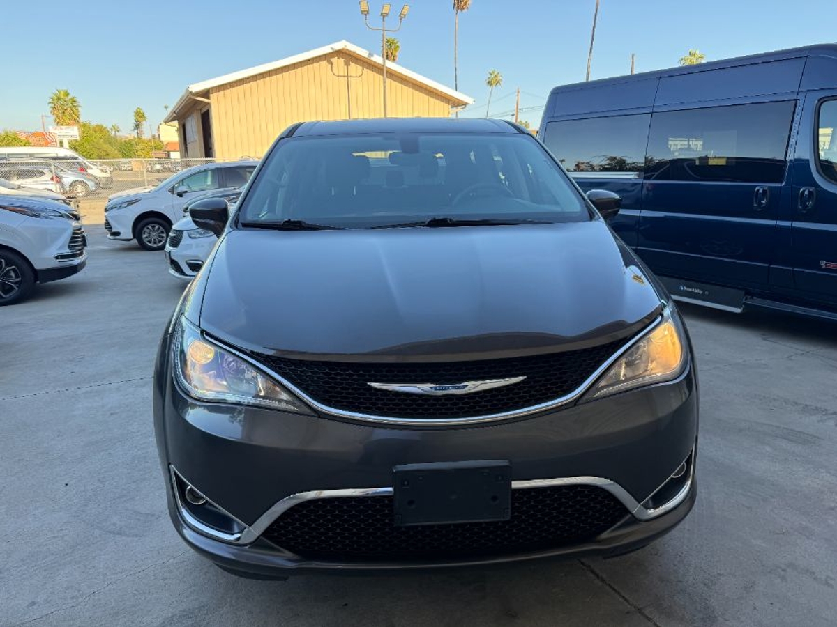 Grey Chrysler Pacifica image number 5