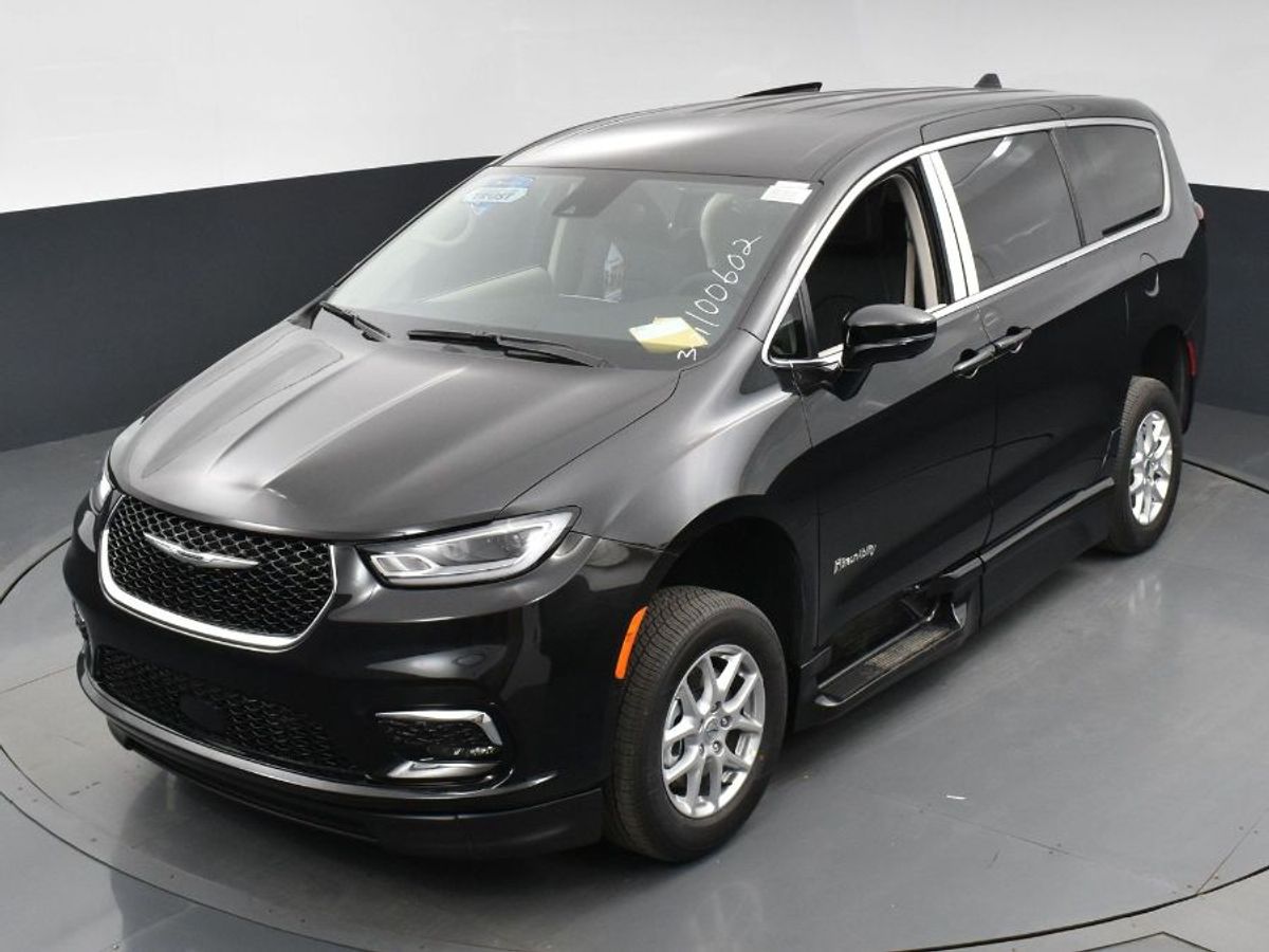 Black Chrysler Pacifica image number 14
