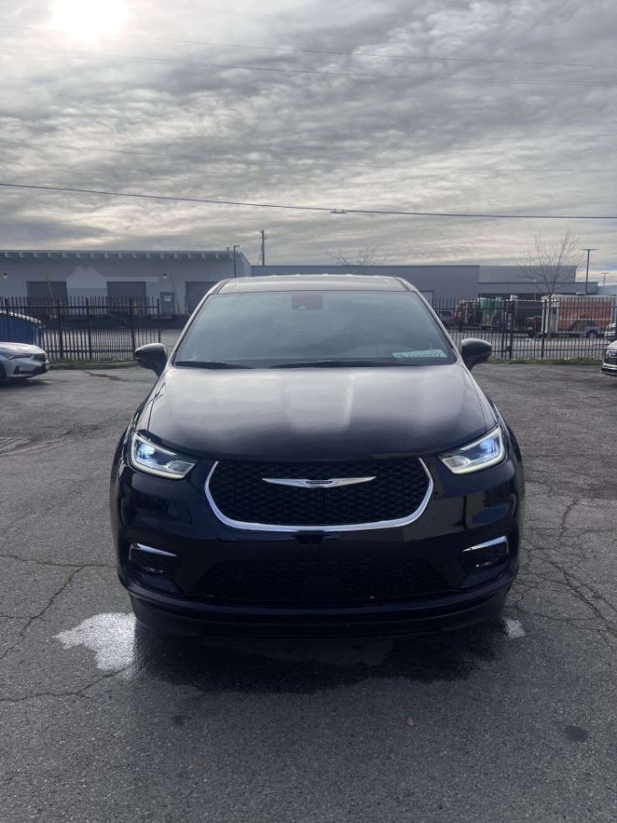 2025 Chrysler Pacifica Select's photo