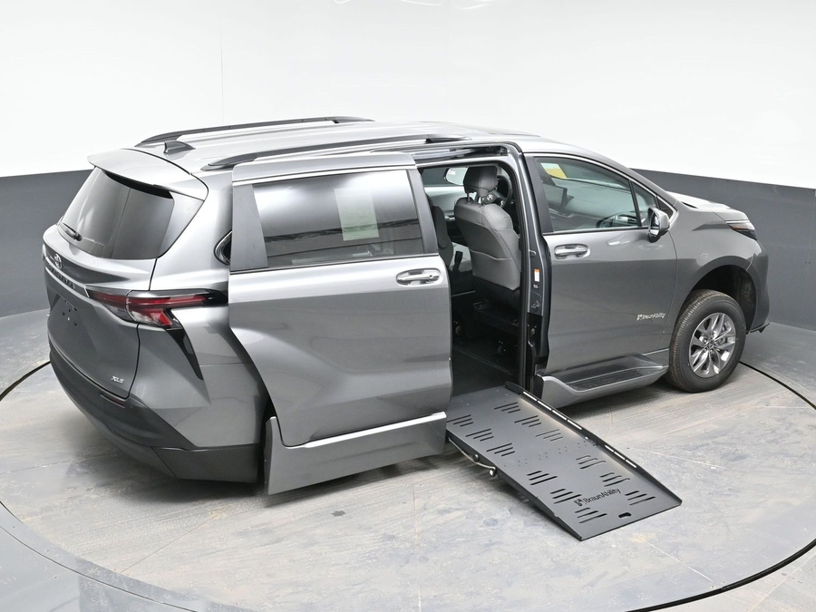 Grey Toyota Sienna image number 22