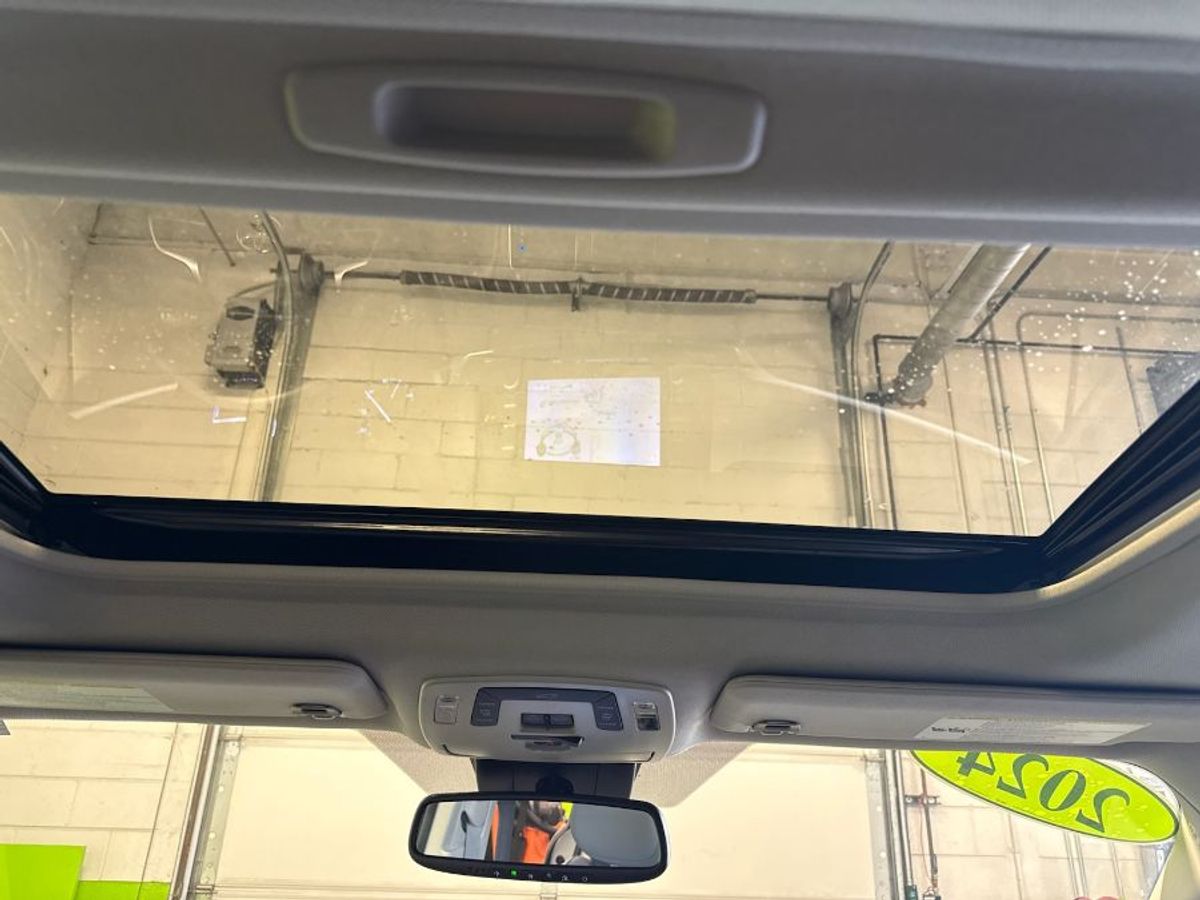 Silver Toyota Sienna image number 14