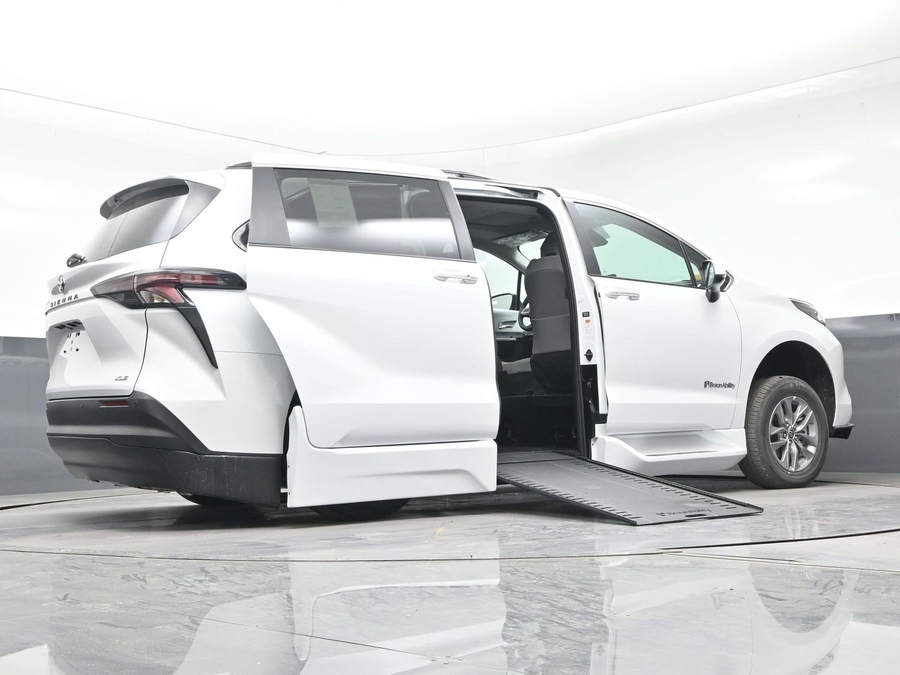 New 2026 Toyota Sienna Hybrid XLE Add - BraunAbility Side Entry Entry In Floor Automatic Ramp