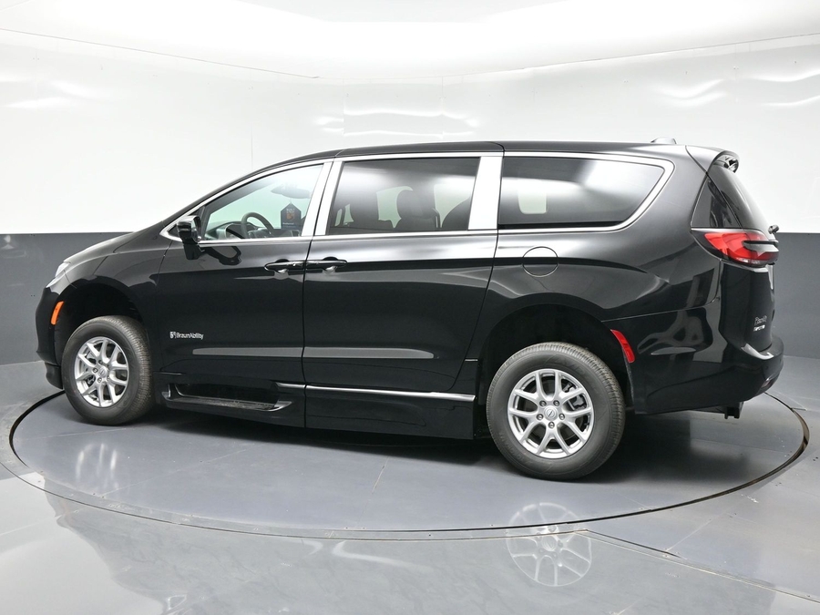Black Chrysler Pacifica image number 3