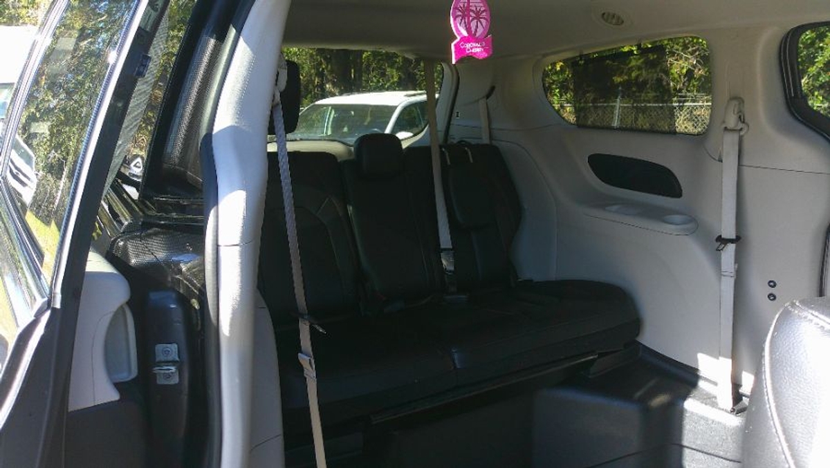 Grey Chrysler Pacifica image number 14