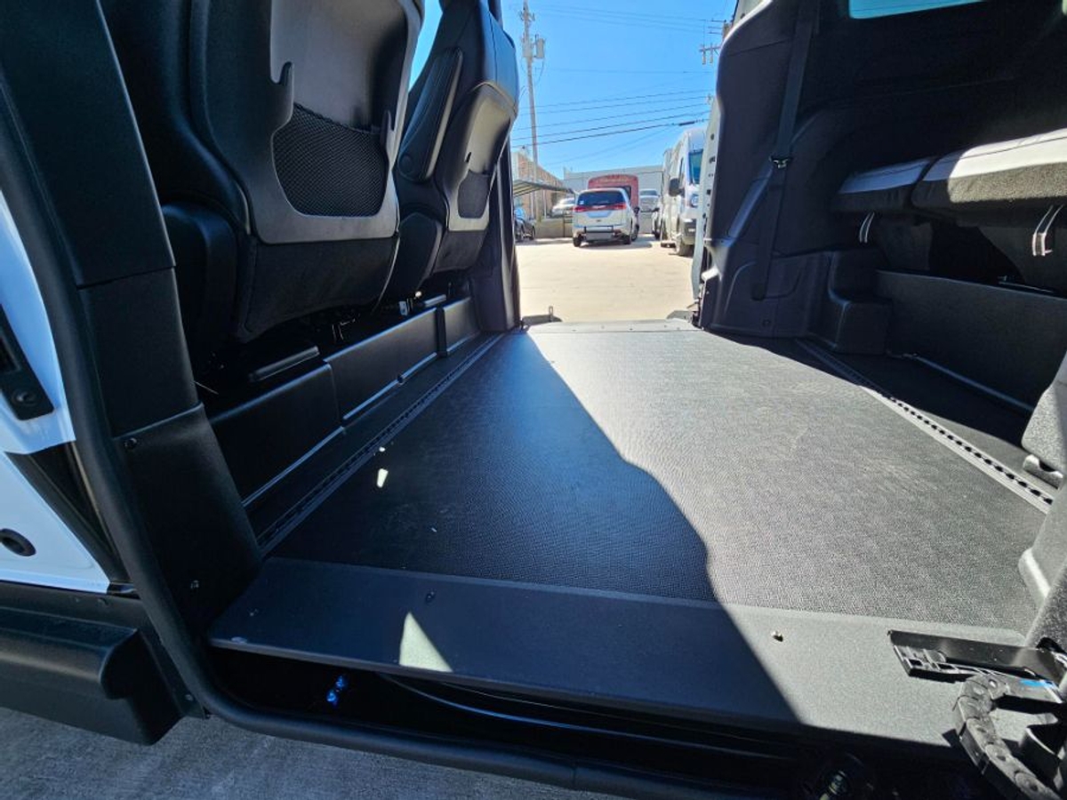 2025 CHRYSLER VOYAGER - Image 10