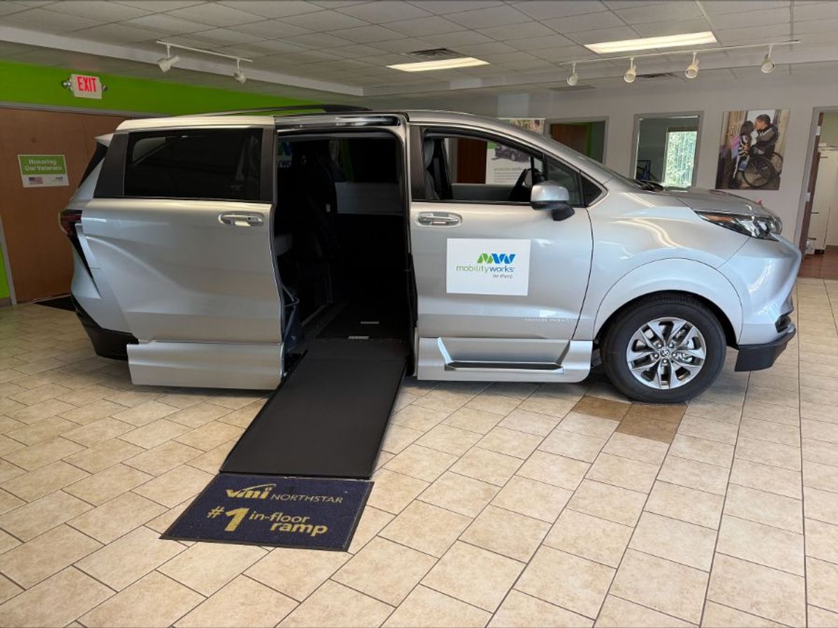 Silver Toyota Sienna image number 5