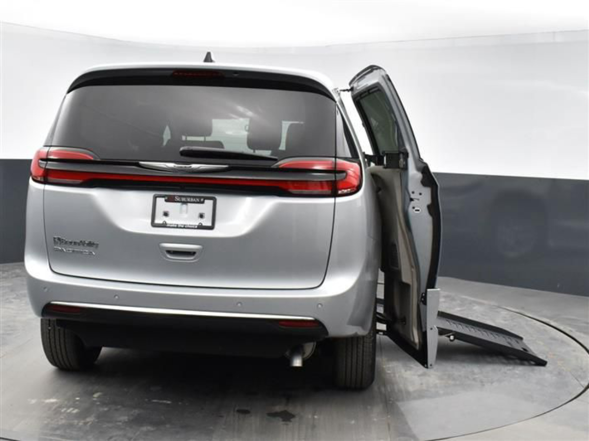 2023 Chrysler Pacifica Touring L - Photo 7