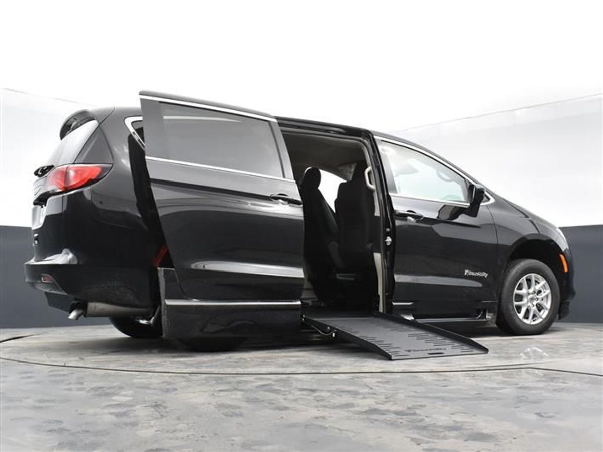 Used 2023 Chrysler Voyager LX's photo