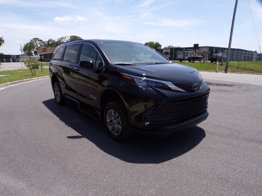 Black Toyota Sienna image number 1