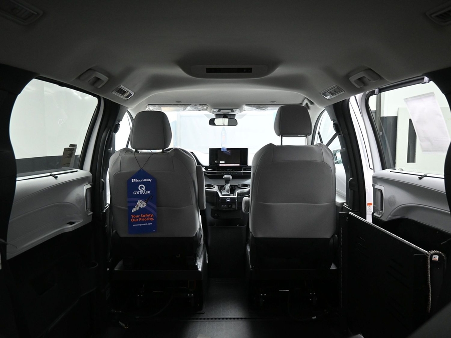 New 2025 Toyota Sienna Hybrid LE - BraunAbility Side Entry Entry Fold Out Automatic Ramp