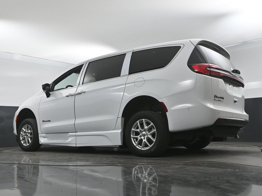 New 2025 Chrysler Pacifica Select Safety - BraunAbility Side Entry Entry In Floor Automatic Ramp