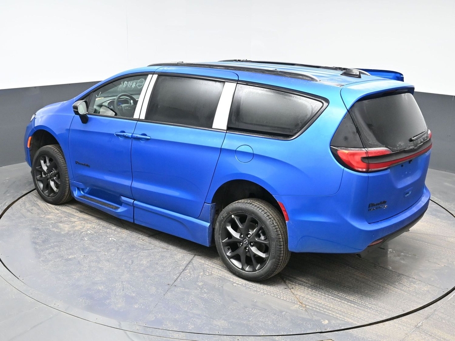 New 2026 Chrysler Pacifica Select Sport - BraunAbility Side Entry Entry In Floor Automatic Ramp