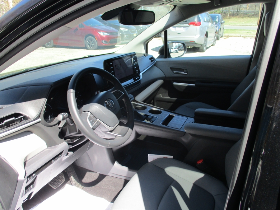 Black Toyota Sienna image number 13
