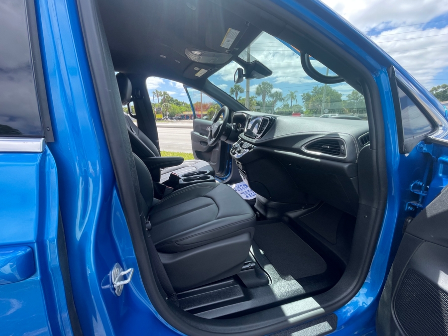 Blue Chrysler Pacifica image number 18