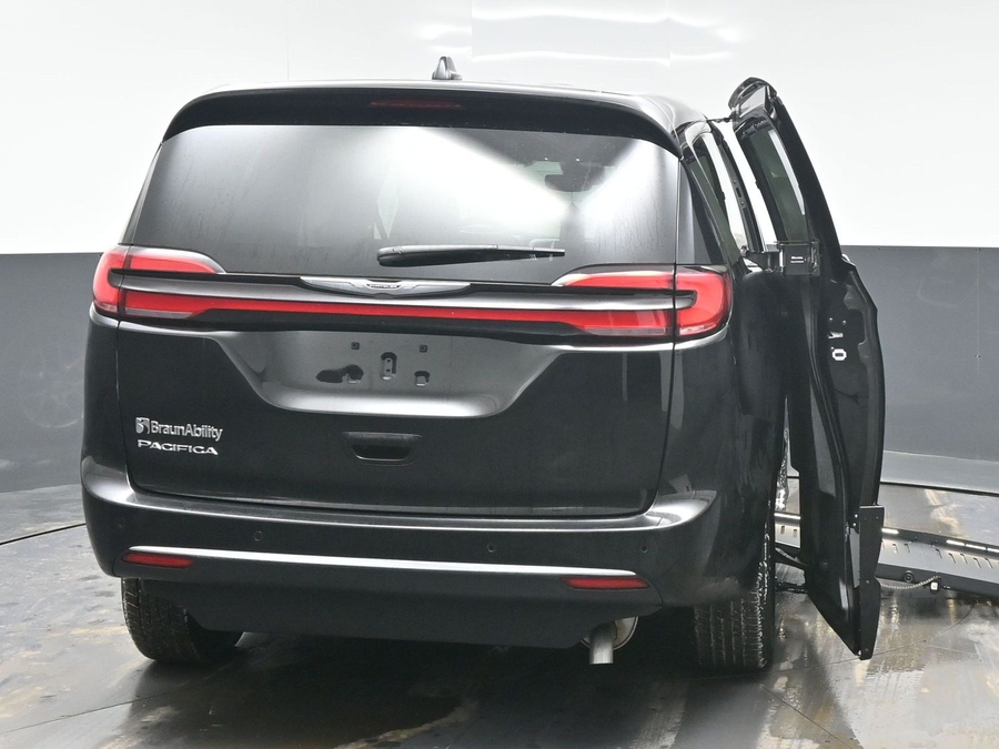 Black Chrysler Pacifica image number 2