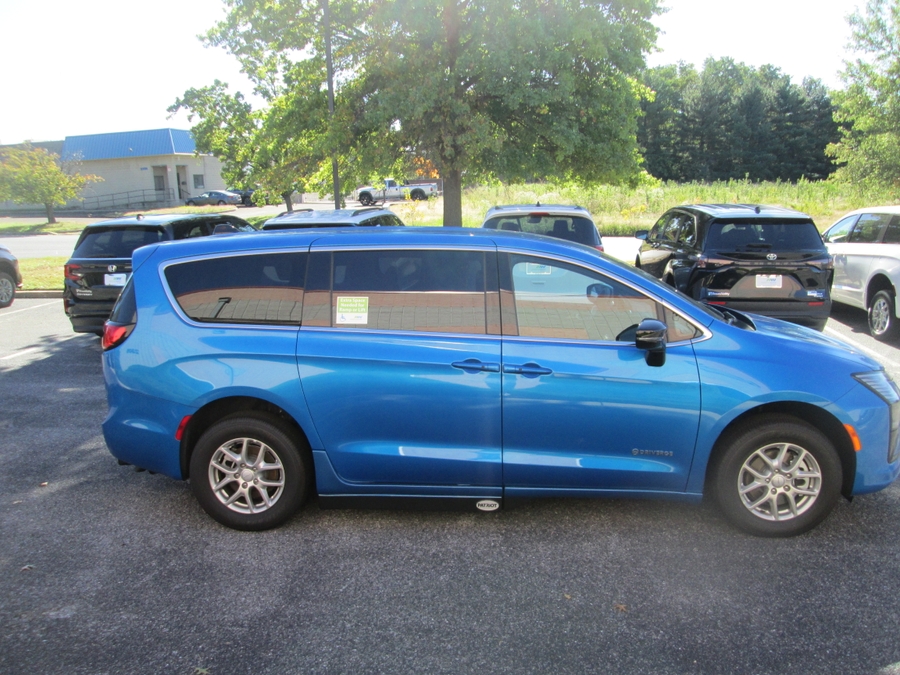 Blue Chrysler Pacifica image number 12