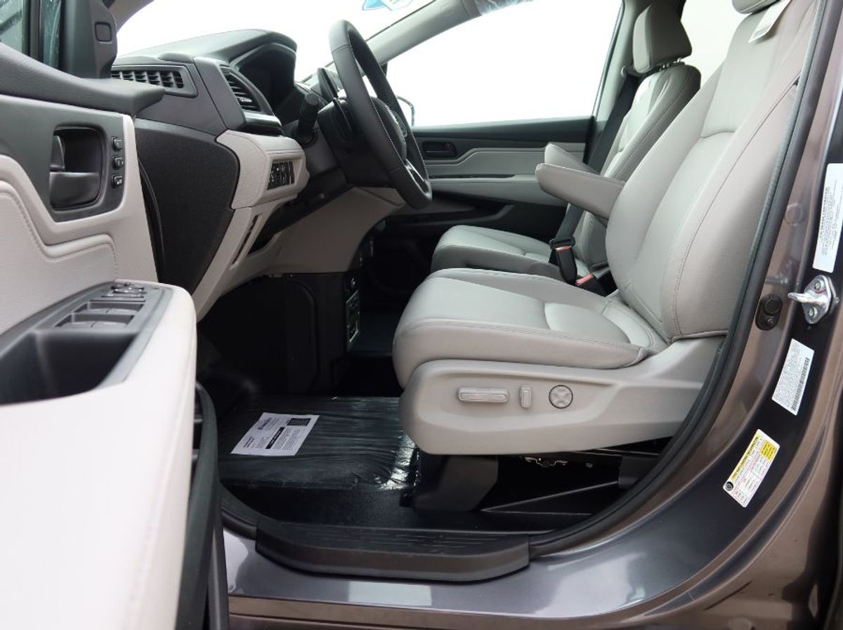 Grey Honda Odyssey image number 17