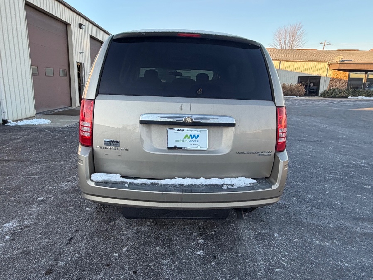 2009 CHRYSLER TOWN AND COUNTRY - Image 7