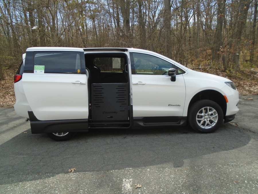 White Chrysler Voyager image number 1