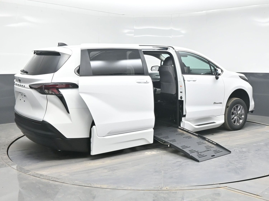 New 2026 Toyota Sienna Hybrid LE - BraunAbility Side Entry Fold Out Automatic Ramp