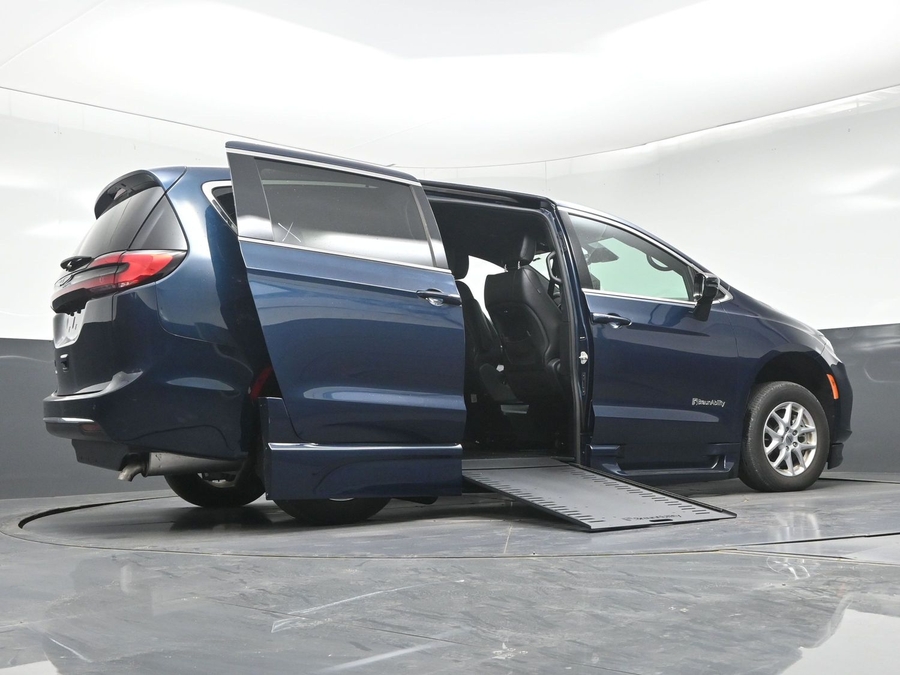 Used 2025 Chrysler Pacifica Select - BraunAbility Side Entry In Floor Automatic Ramp