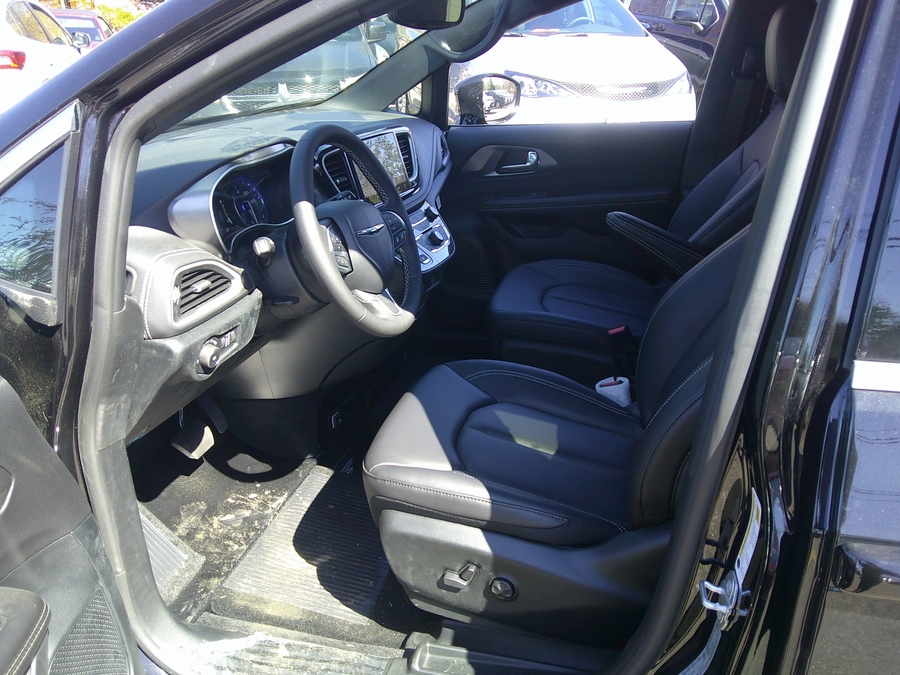 Black Chrysler Pacifica image number 20