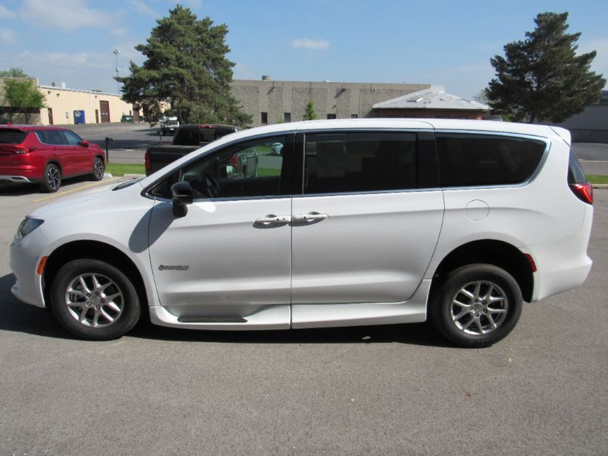 White Chrysler Voyager image number 1