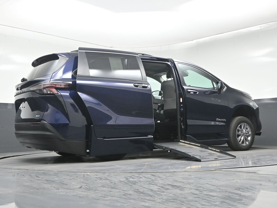 New 2026 Toyota Sienna Hybrid XLE Base - BraunAbility Side Entry Fold Out Automatic Ramp