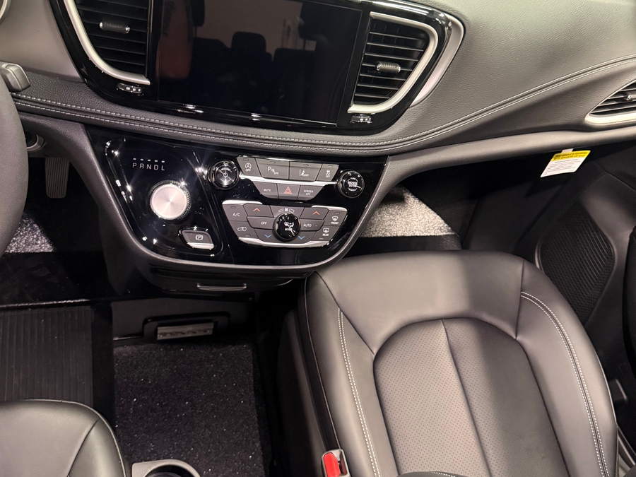 Black Chrysler Pacifica image number 8