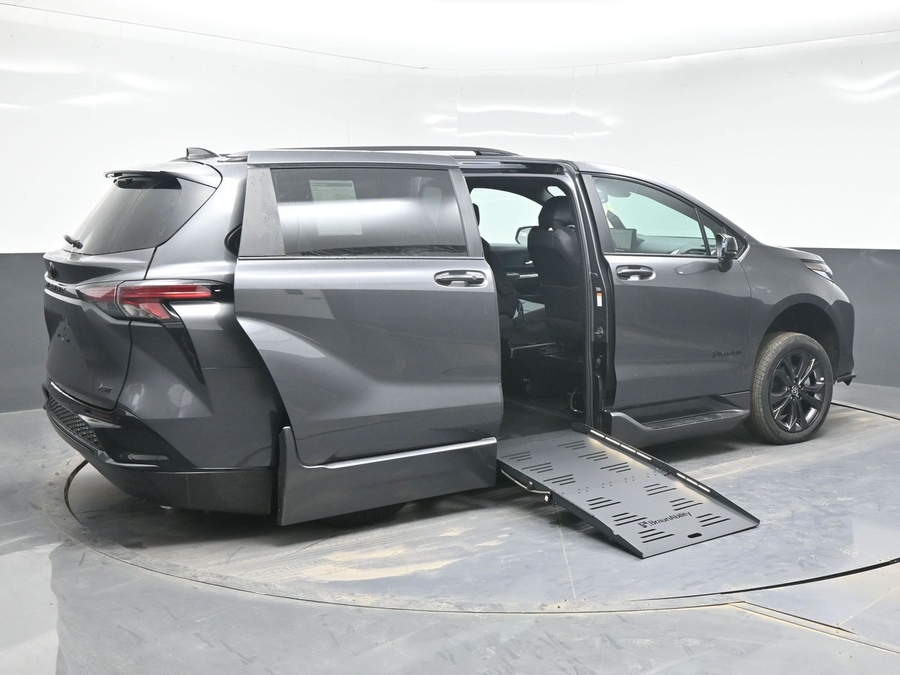 Grey Toyota Sienna image number 6