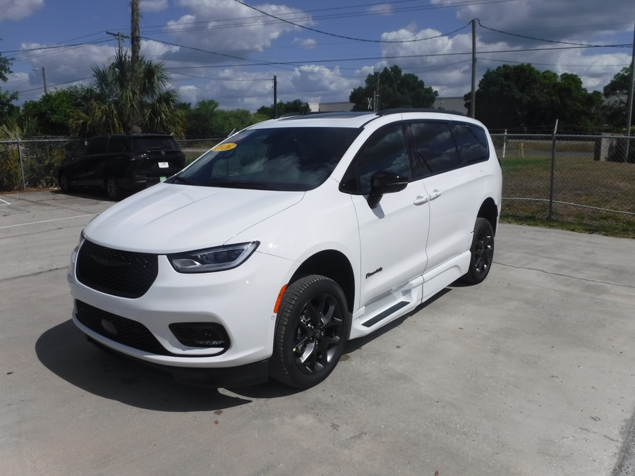 White Chrysler Pacifica image number 3