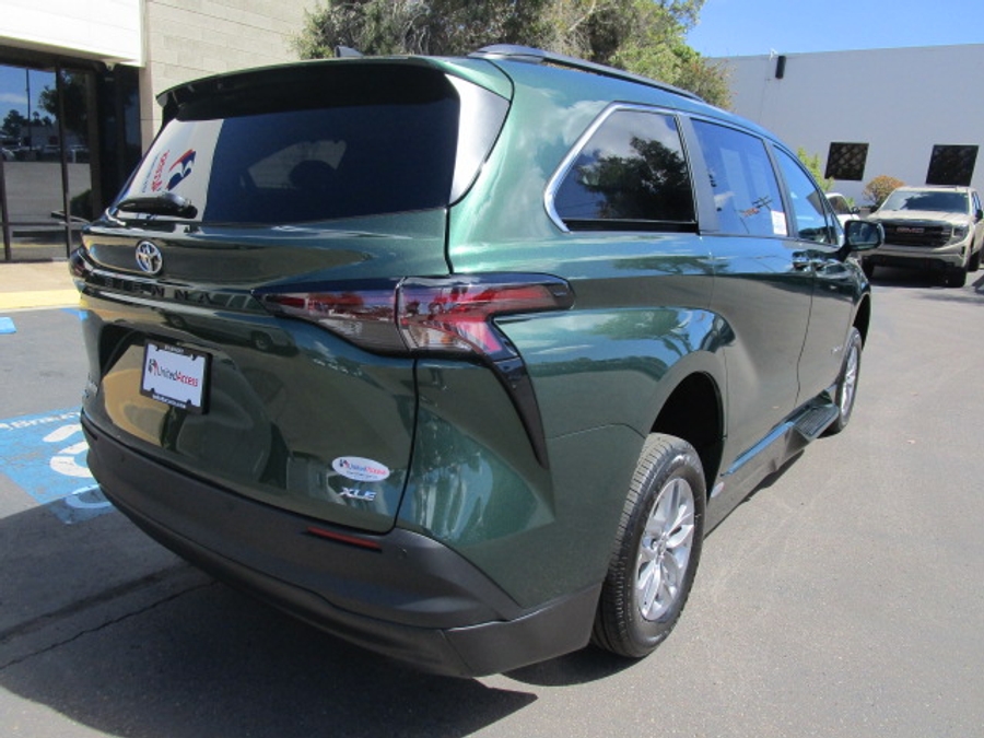New 2026 Toyota Sienna Hybrid XLE Base - BraunAbility Side Entry Entry Fold Out Automatic Ramp