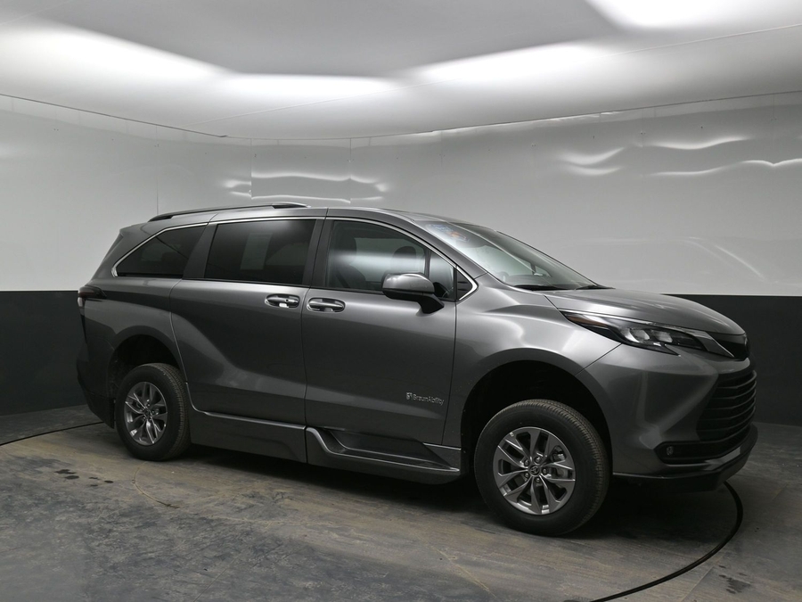 Grey Toyota Sienna image number 11