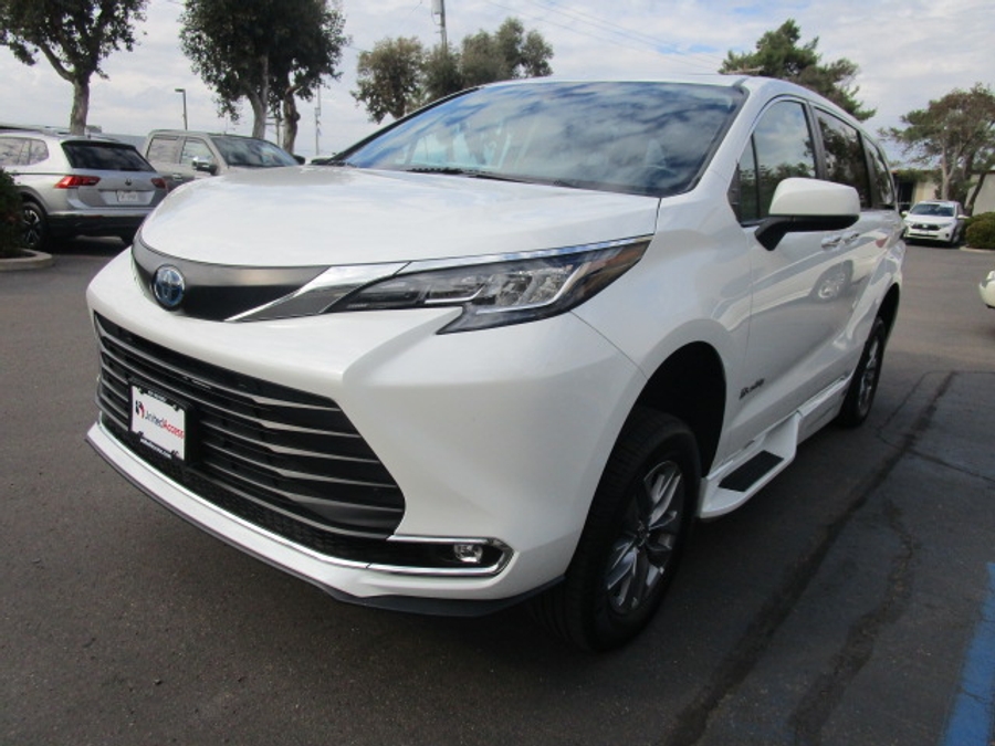 Used 2022 Toyota Sienna Hybrid XLE - BraunAbility Side Entry Entry Fold Out Automatic Ramp