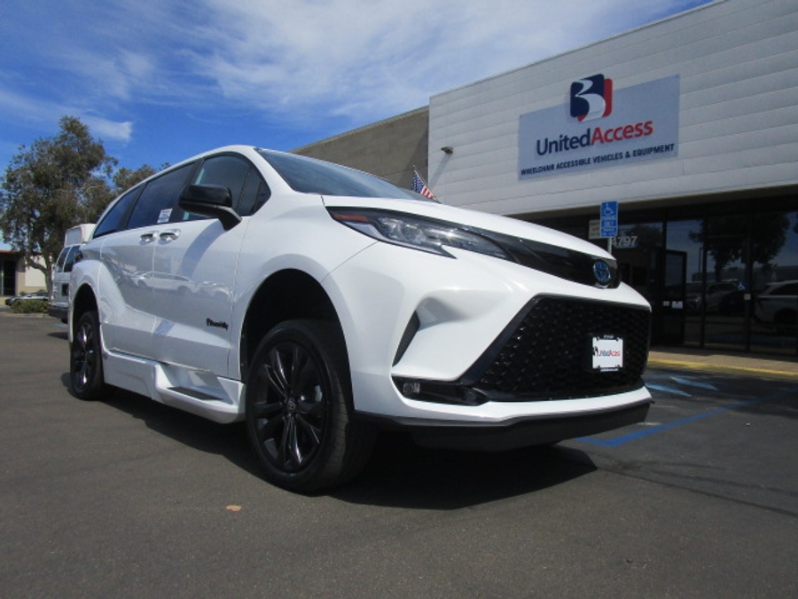 New 2025 Toyota Sienna Hybrid XSE Sport - BraunAbility Side Entry Entry Fold Out Automatic Ramp