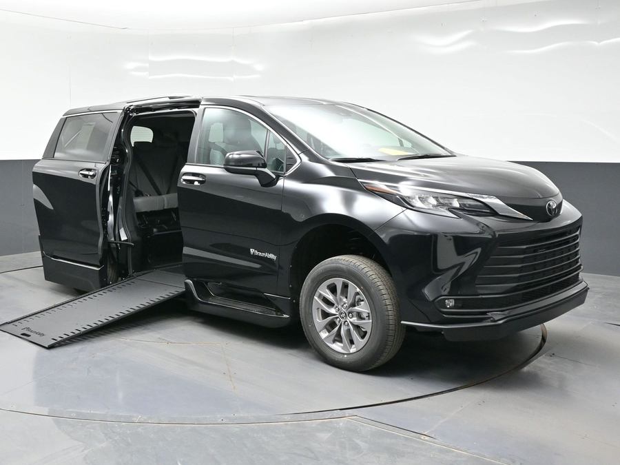 Black Toyota Sienna image number 17