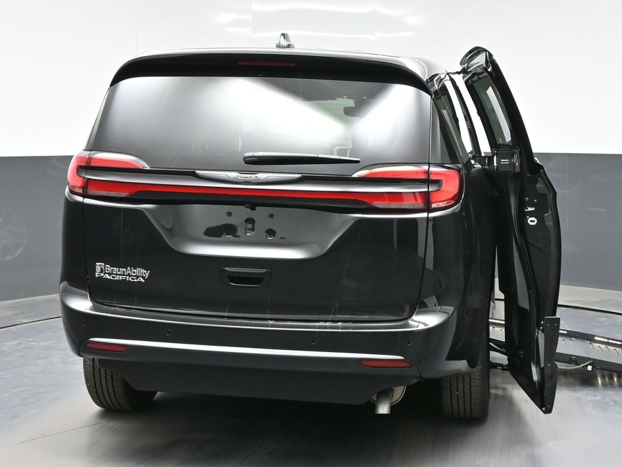 Black Chrysler Pacifica image number 5