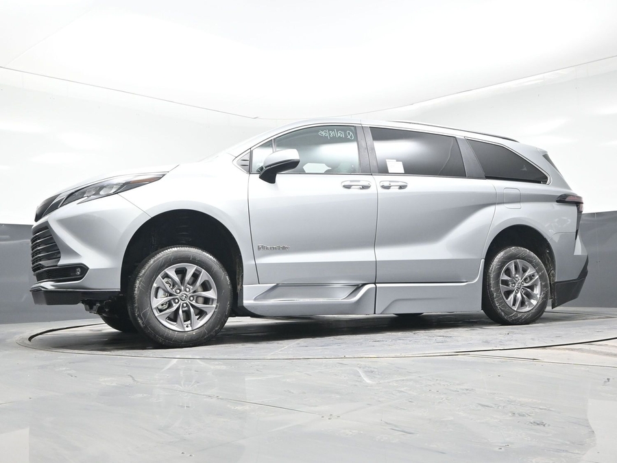 New 2025 Toyota Sienna Hybrid XLE PLUS - BraunAbility Side Entry Entry Fold Out Automatic Ramp