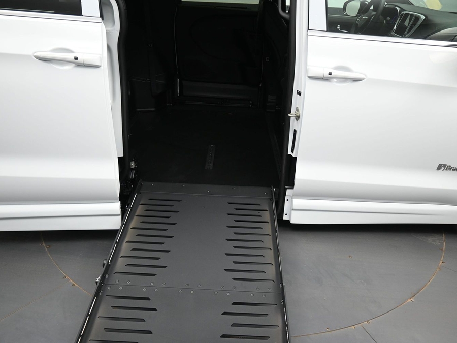 White Chrysler Pacifica image number 21