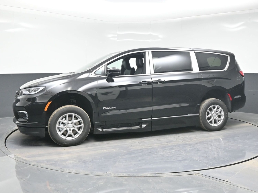 Black Chrysler Pacifica image number 2