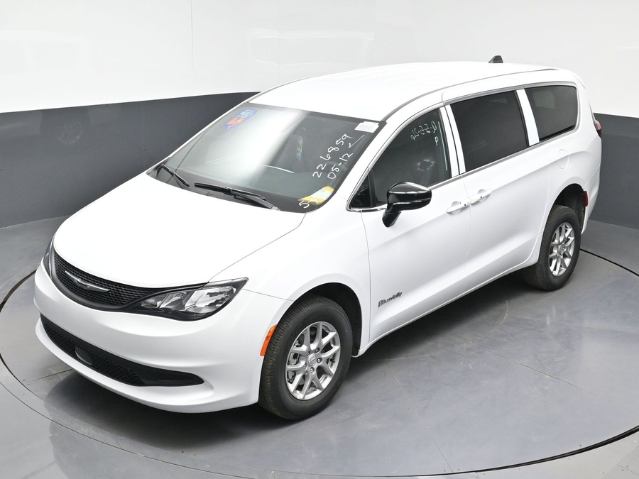 White Chrysler Voyager image number 10